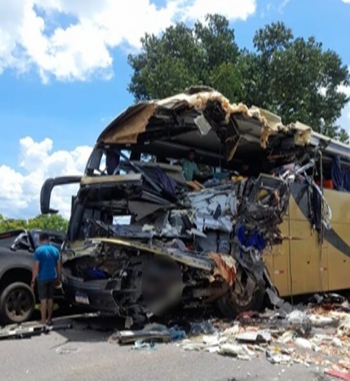 Três das oito vítimas de grave acidente entre ônibus e caminhão são de Rondônia