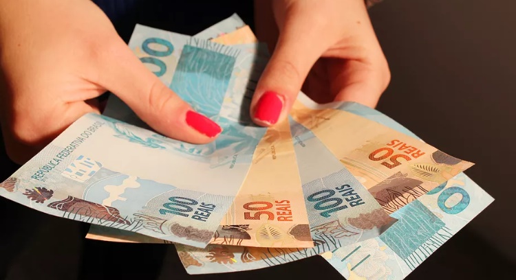
Número de brasileiros que vivem com menos de 1 salário mínimo diminui