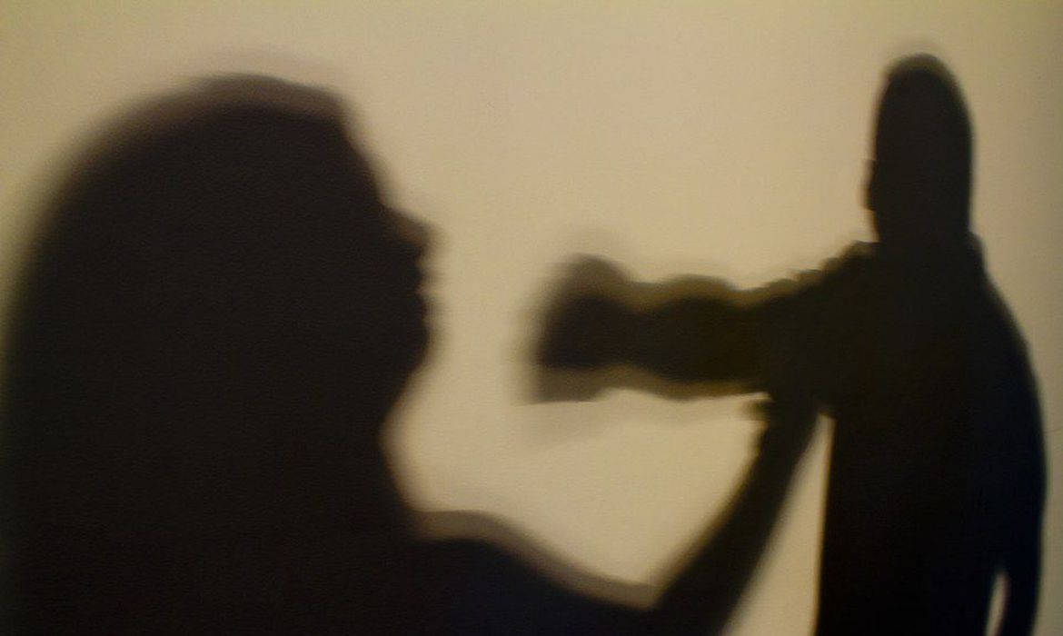 No Brasil, uma mulher é vítima de violência a cada quatro horas diz Observatórios da Segurança

