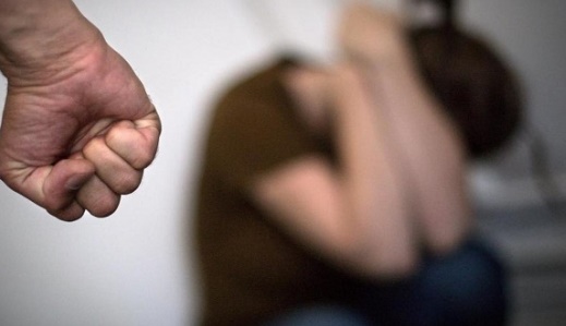 Mulher é agredida enquanto se arrumava para audiência de violência sofrida