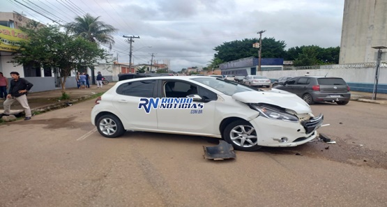 Acidente envolvendo quatro carros e capotamento é registrado no centro da capital 