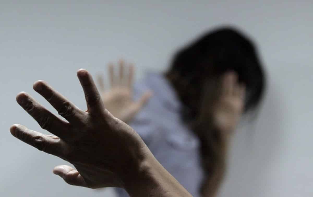 Mulher é espancada pelo marido após briga por causa de ciúmes 