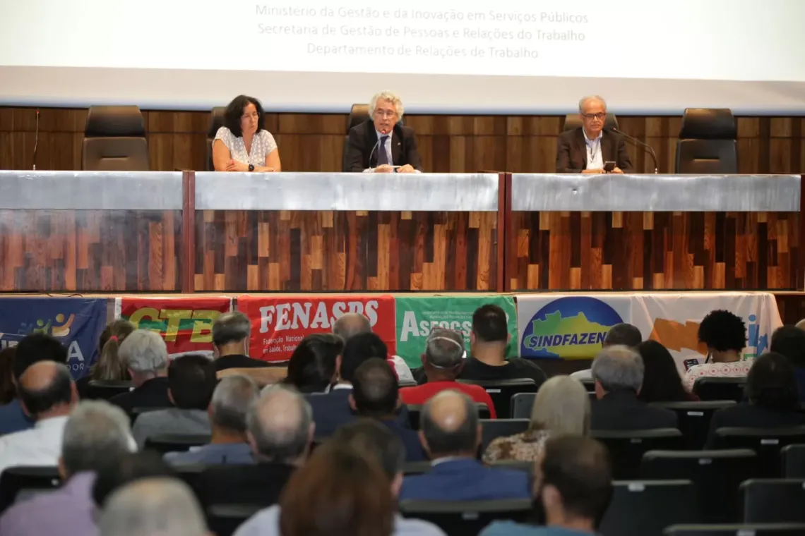 Entidade de servidores diz que governo ofereceu reajuste de 9% para funcionalismo federal
