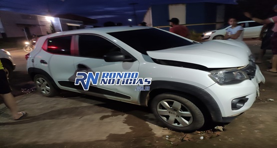Colisão entre motocicleta e carro de aplicativo deixa jovem com várias escoriações