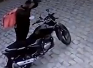 Motoboy é rendido por criminosos armados e tem moto e celular roubados 