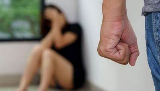 Mulher é espancada pelo marido até desmaiar em residência no bairro Lagoa 