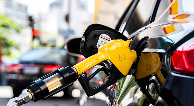 
Gasolina sobe 6,1% e atinge R$ 5,57 nos postos, mais do que o previsto