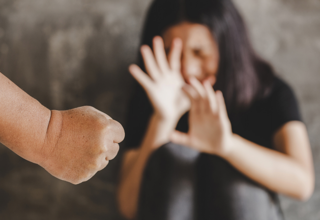 Mulher corta dedo do ex-marido após ser agredida e ameaçada de morte 

