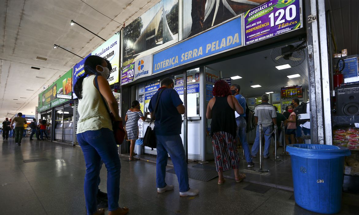 Nenhuma aposta acerta a Mega-Sena e prêmio acumula em R$ 18 milhões
