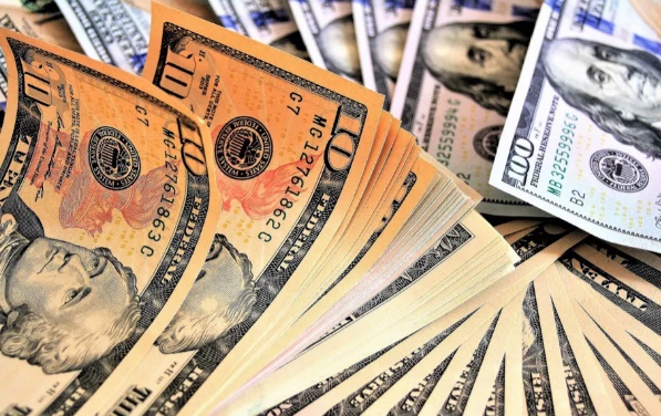 Dólar avança e fecha a R$ 5,29, em dia turbulento para bancos na Europa

