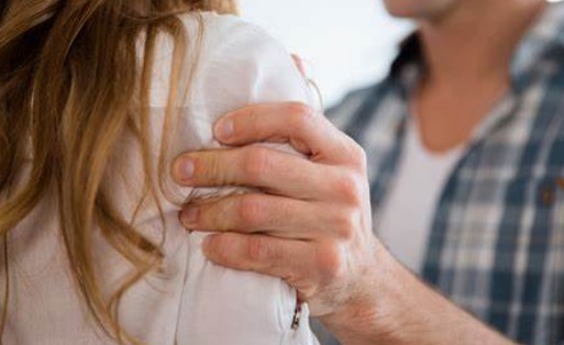 Mulher é agredida pelo marido após comprar fralda que deu alergia em criança 