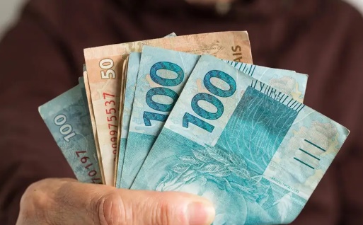 Mais da metade dos brasileiros não tem grana suficiente para passar o mês
