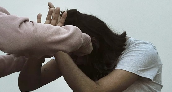 Marido é perseguido por dupla em caminhonete, foge e sua mulher é espancada