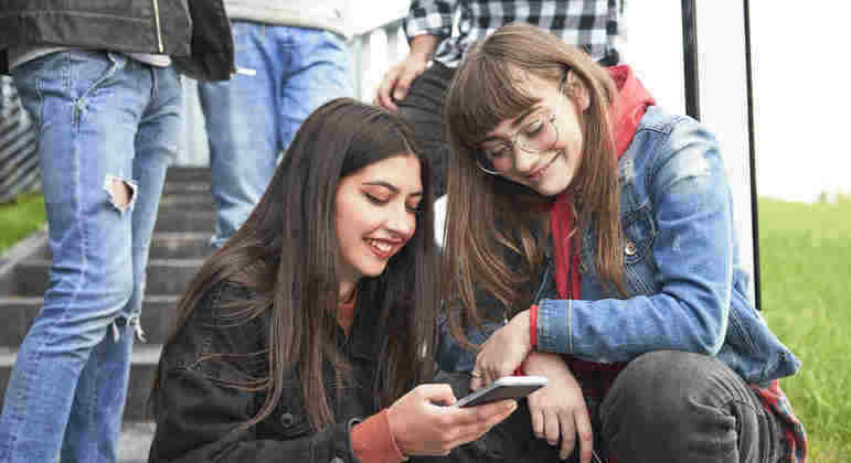 Excesso de telas entre jovens pode causar dores e puberdade precoce, diz estudo
