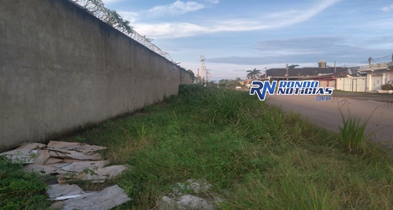 Matagal e lixo invadem ruas no centro da capital e revolta moradores do local
