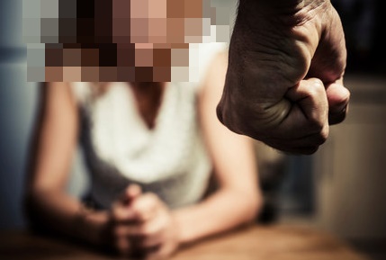 Mulher é surrada pelo marido após flagrá-lo fumando maconha com amigo  