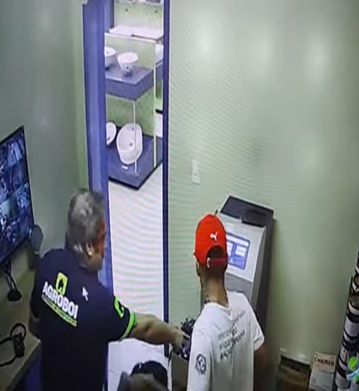 Bando invade loja agroboi e ataca funcionário com coronhada na cabeça - VÍDEO