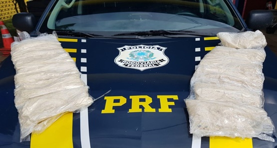 PRF encontra pasta base de cocaína junto ao corpo de passageiras  na BR 364
