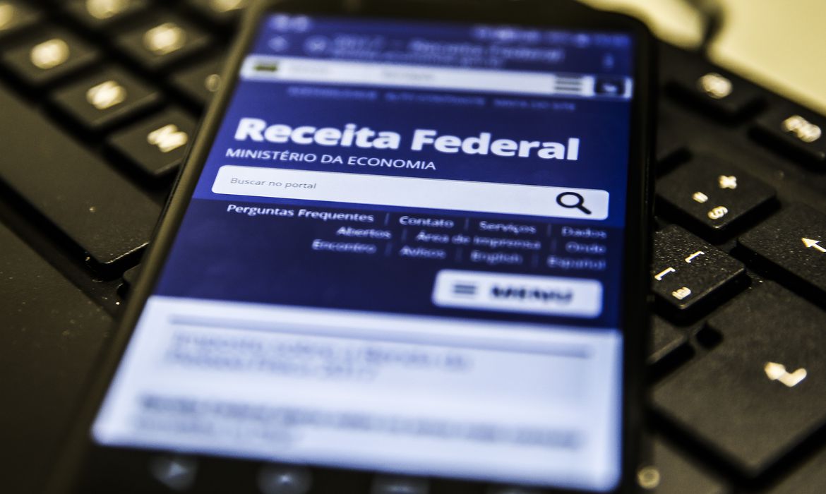 Fim da obrigatoriedade de declarar ações no IR exige atenção do contribuinte
