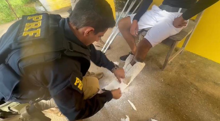  PRF encontra mais de 3 kg de cocaína escondidos em bota de gesso na BR 364
