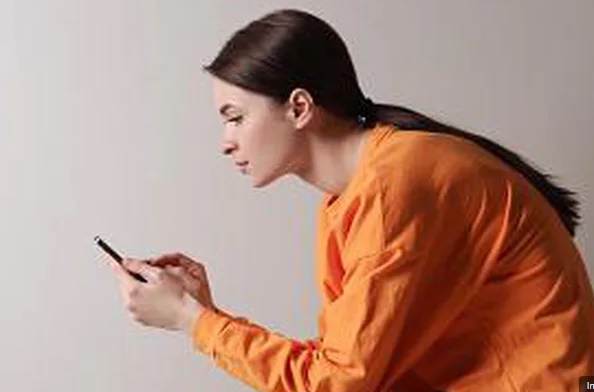 Uso prolongado de tablet e celular causa dores nas costas de adolescentes
