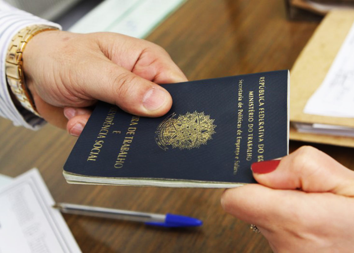 Trabalho formal cresce acima do esperado em fevereiro, com a criação de 241.785 vagas
