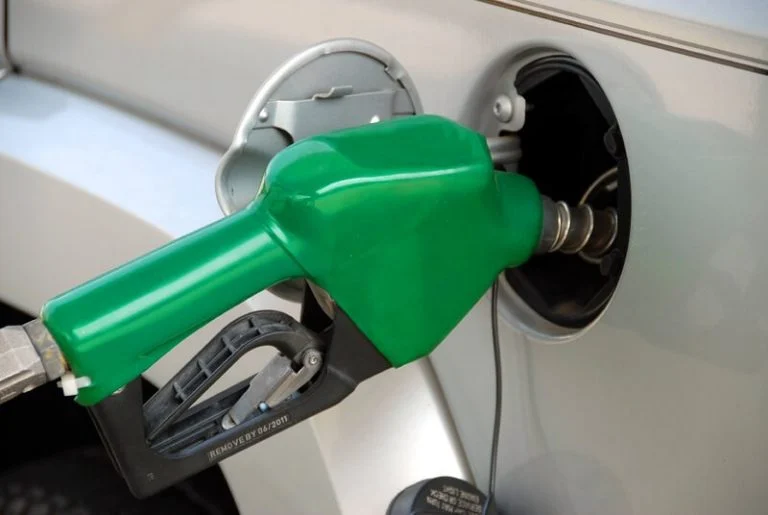 Preço médio da gasolina sobe quase 9% em março, mostra levantamento do IPTL
