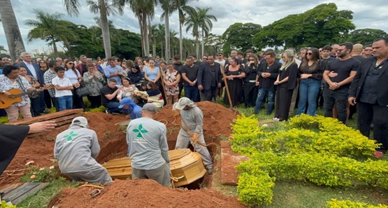 Mãe de Leonardo é enterrada no mesmo túmulo que o filho Leandro e o marido
