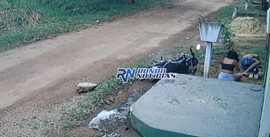 Vídeo mostra grave acidente de casal sem capacete em motocicleta 