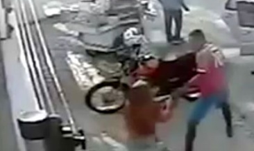 Mulher reage a assalto e ladrão é agredido e se dá mão durante roubo