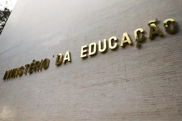 Ministério da Educação deve suspender implementação do novo ensino médio
