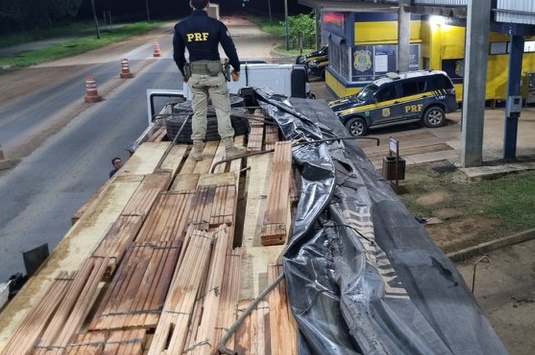 Em Rondônia, PRF identifica carregamento irregular de produtos florestais
