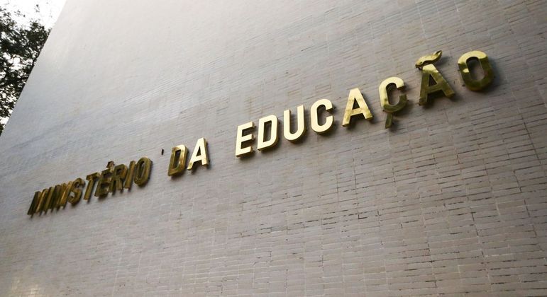 MEC suspende por 60 dias a implementação do novo ensino médio
