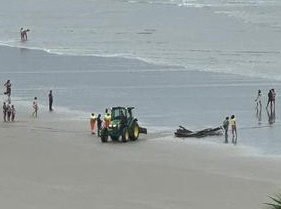 Onda forte vira barco em Bertioga (SP) e deixa uma pessoa morta e outras desaparecidas

