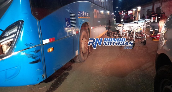 Casal em motocicleta colide frontalmente com ônibus e fica em estado grave