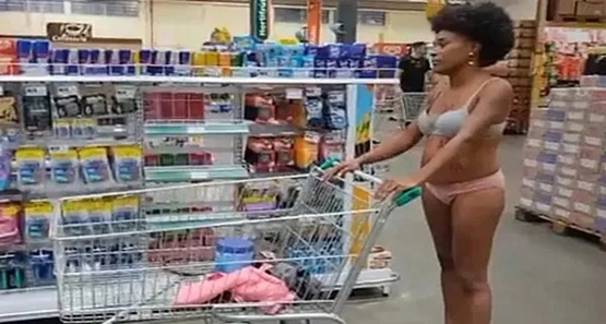 Cliente acusa segurança de mercado de racismo e tira roupa em protesto
