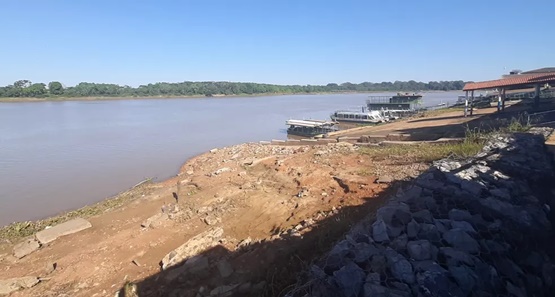 Embarcação naufraga no Rio Mamoré e tripulantes são resgatados por moradores 
