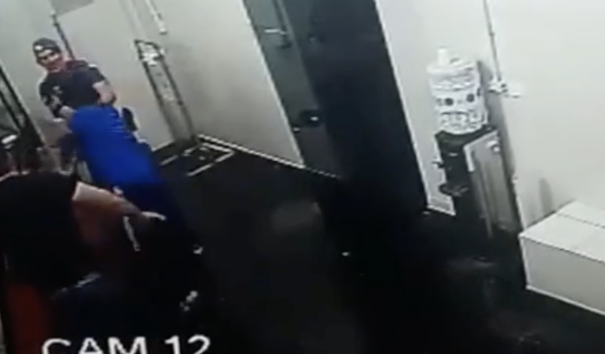 Estuprador é morto com tiro na cabeça ao tentar roubar arma de policial