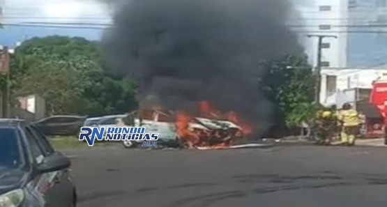 Carro pega fogo no meio da rua e fica totalmente destruído em Porto Velho