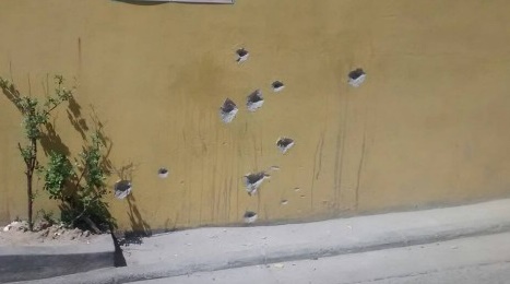 Jovem tem apartamento crivado de tiros pelo ex-namorado na capital 
