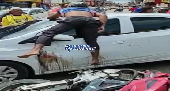 Motociclista vai parar em cima de carro após acidente na zona sul 