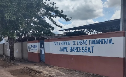Com medo de ataque, adolescente leva facão para escola para 'se defender'
