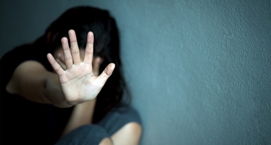 Homem invade condomínio na madrugada estupra mulher e faz ameaça de morte