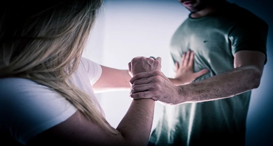 Homem enciumado encontra ex-esposa em bar com outro e agride com cadeirada