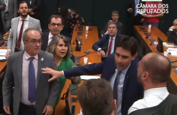 
Eduardo Bolsonaro e deputado do PT brigam durante audiência na Comissão do Trabalho
