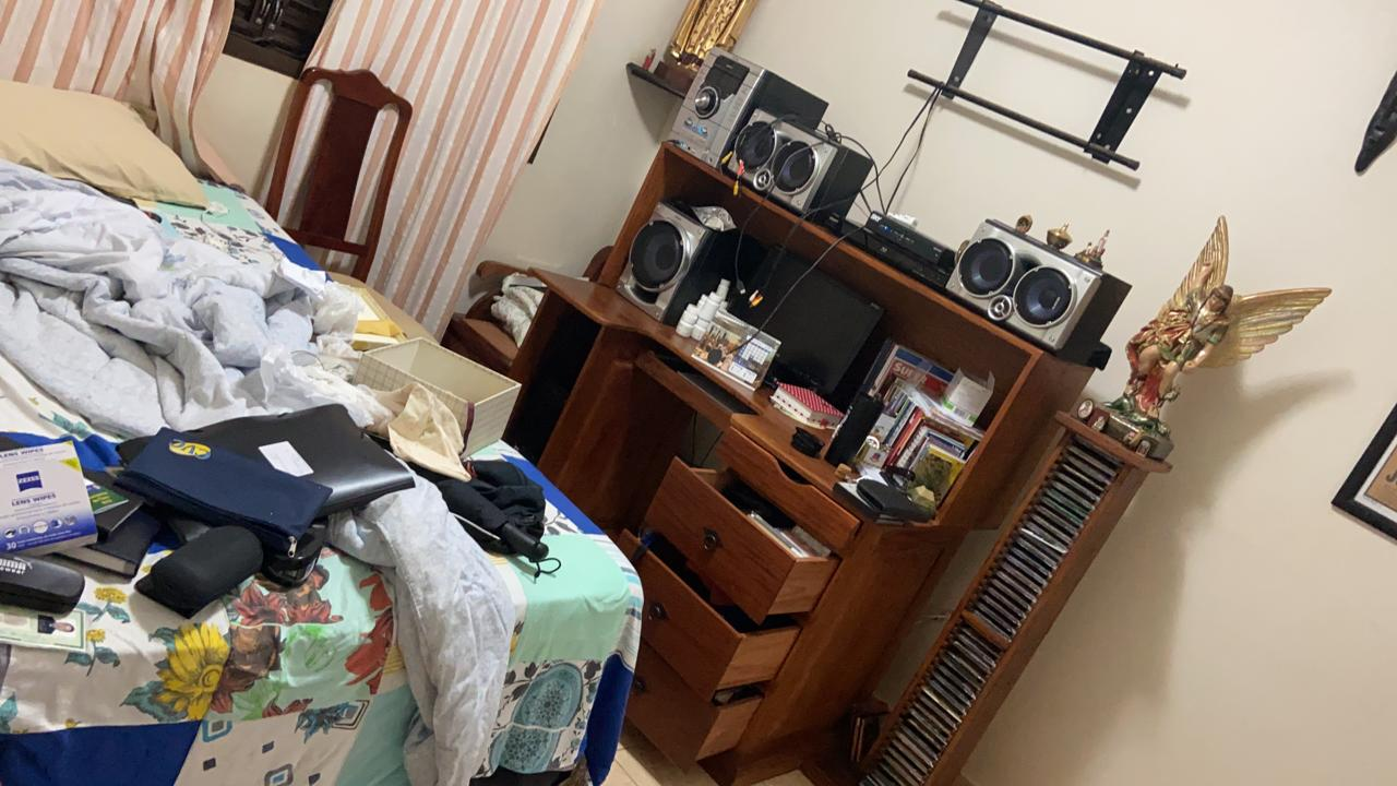 Casal de idosos é feito refém por ladrões que fogem levando pertences da casa 