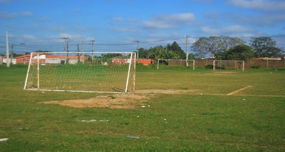jovem é atacado a facada por desconhecido em campo de futebol na zona sul 