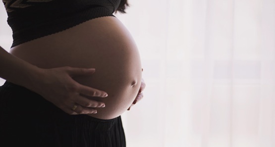 Motorista de app ameaça chamar colegas para espancar mulher grávida e filho