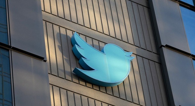 Twitter remove selo de verificação dourado de veículos de comunicação
