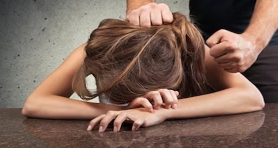 Jovem de 20 anos é agredida no trabalho com socos e chutes pelo namorado 